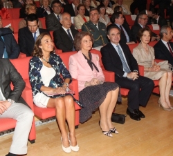 La Reina durante la mesa redonda, junto a la secretaria de Estado de Investigación, Desarrollo e Innovación, el presidente de la Fundación Pro CNIC, l